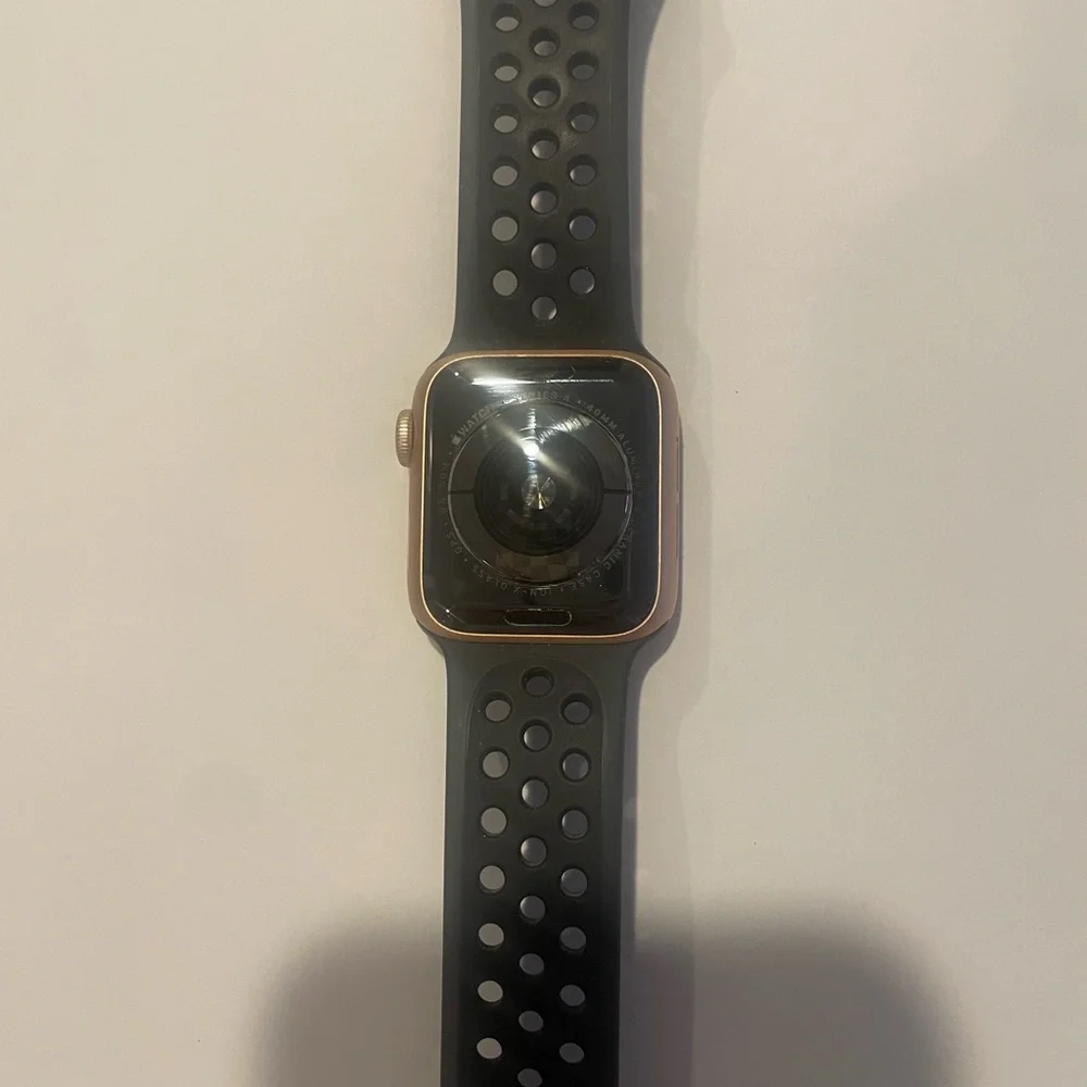 Apple Watch Series 4 40mm 16 GB Rose Gold w/ Black Nike Sports Band